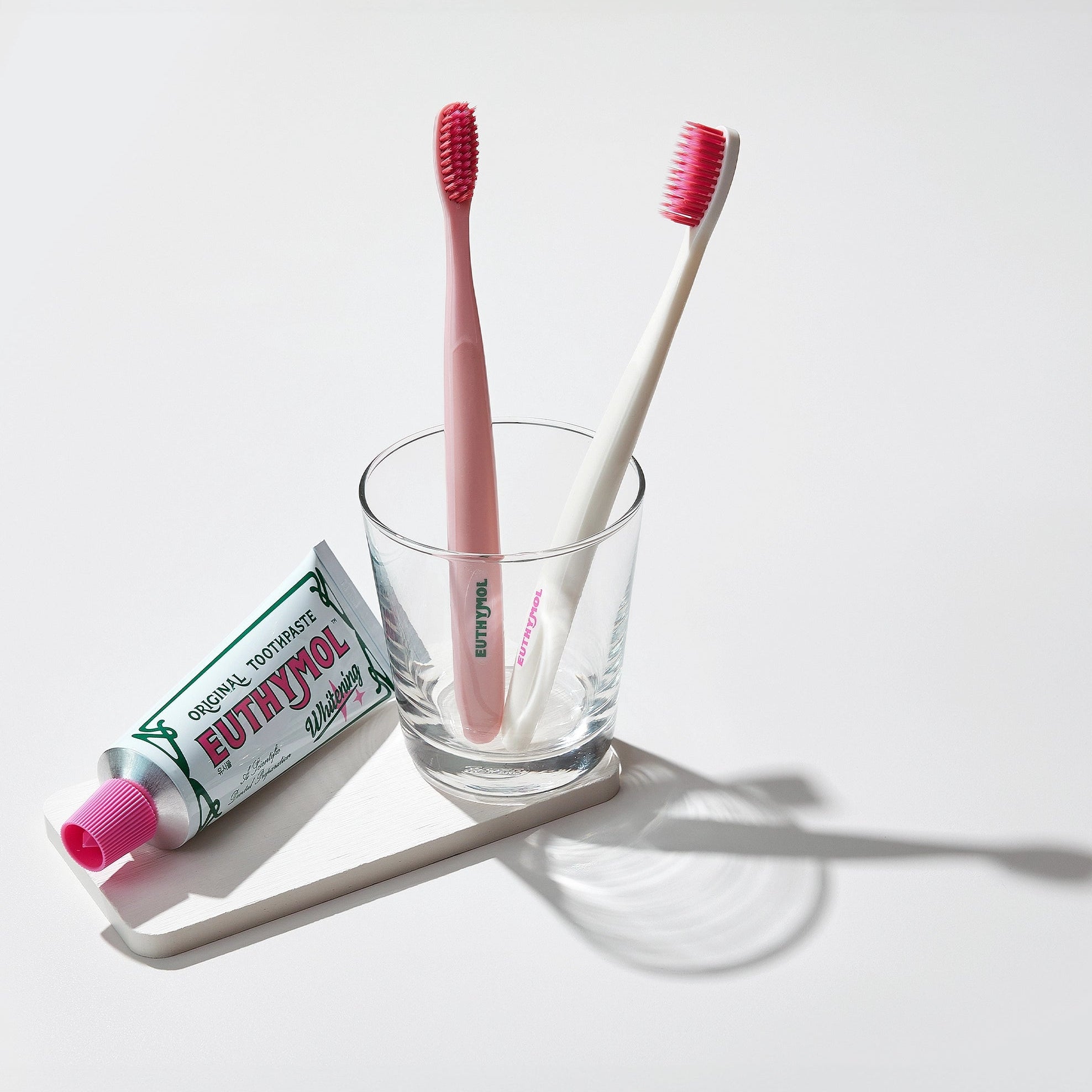 Euthymol Whitening Toothbrush（Pink)