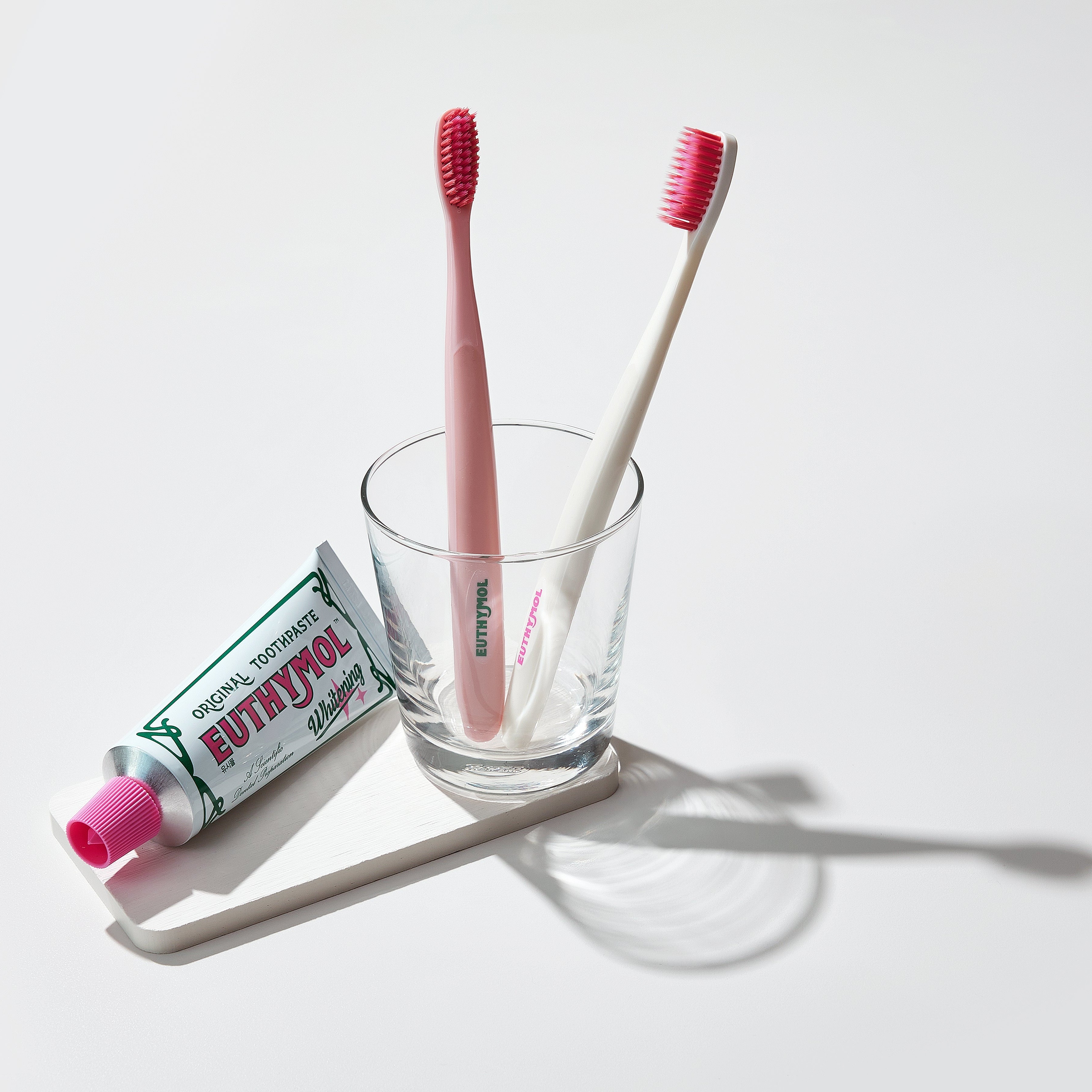Euthymol Whitening Toothbrush（Pink)